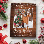 Postal Fun Calligraphy Rustic Wood Luces Fotográficas Fer<br><div class="desc">Moderna caligrafía de diversión guión Felices vacaciones familiares tarjeta postal de vacaciones - Rústico campo Madera con cadenas</div>