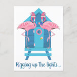 Postal Funny Flamingo Navidades Lights Beach Hut<br><div class="desc">Funny Navidades de Flamingo saludando tarjeta postal con pareja flamingo decorando su cabaña de playa con luces de Navidad para las vacaciones y las palabras "Agarrando las luces". Trato de bienvenida con postales de estilo playero para enviar a amigos y familiares durante las vacaciones junto al mar.</div>