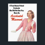Postal Funny Retro Vintage Bunco<br><div class="desc">El divertido diseño gráfico retro vintage del bunco presenta una deliciosa reina Bunco con su traje rosa y guantes blancos. El texto dice "Una verdadera amiga de Bunco finge que no vio que tuviste un mal recuento accidental". Ya sabes cómo es después de unas cuantas rondas de Bunco y vino...</div>