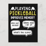 Postal Funny Sports Pickleball Player<br><div class="desc">Agarra las palas de bolas y las pelotas de la bolsa. Funny Pickle Ball Sport Design para todo aquel que ame el juego y juegue un juego con una red al aire libre.</div>