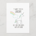 Postal Funny Unicornio Ilustracion diciendo<br><div class="desc">Una postal con un gracioso ilustracion unicornio y un arco iris en el fondo. El texto dice: Quiero ser unicornio para poder apuñalar a los idiotas con la cabeza.</div>