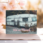 Postal Funny Weve Trasladó Vieja Casa Trailer Blanca<br><div class="desc">Muestra un trailer viejo y blanco y "Nos hemos mudado". Personalizar y personalización de la nueva dirección e información de contacto. Un diseño gracioso para hacer un movimiento agotador más humorístico. Para el gran traslado a una nueva casa,  condo,  casa,  cabaña,  rv,  cabaña,  casa móvil o,  sí,  un remolque.</div>