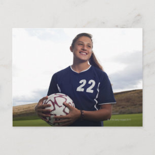 Postal futbolista chica adolescente con fútbol