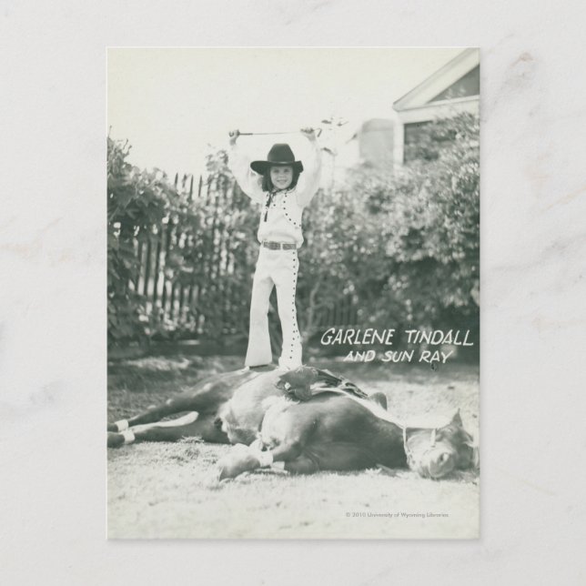 Postal Garlene Tindall de pie sobre un caballo de truco. (Anverso)
