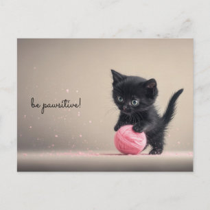 Postal Gatito negro jugando con bolas rosadas de lana