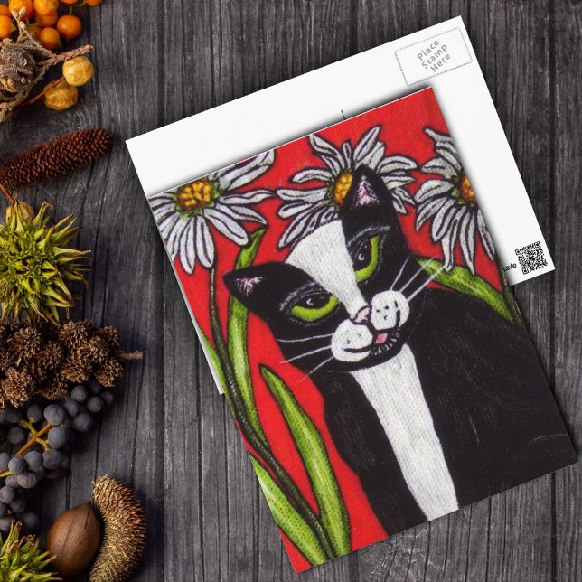 Postal Gato blanco negro de Tuxedo gatos blancos Vibrante (Tuxedo cat green eyes daisy flowers with leaves on vibrant red postcard.)