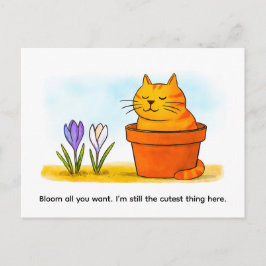 Postal Gato de dibujos animados lindo sentado en flores d