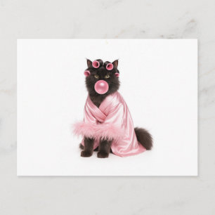 Postal Gato en bata rosa con rulos y chicle