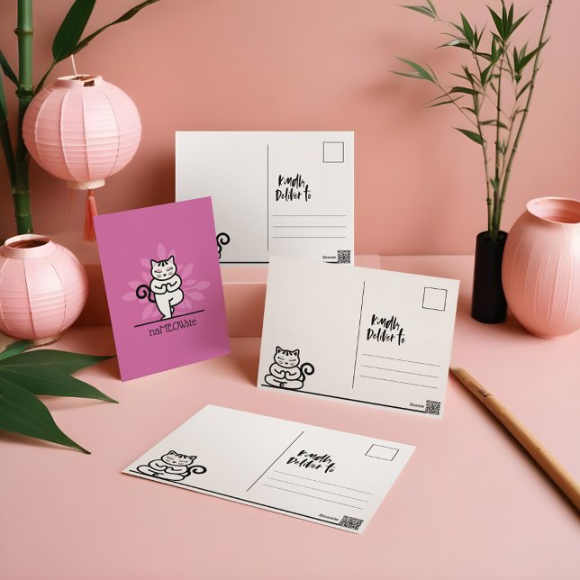 Postal Gato NaMEOWste en un árbol mediador de yoga rosa (NaMEOWste Cat In a Yoga Meditating Tree Pose Pink Postcard)