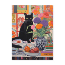 Gato negro en la mesa con libros de flores fruta