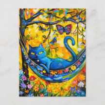 Gato pintado en hamaca bajo árbol con mariposa