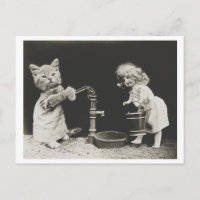 Gato y muñeca en la humedad vintage de la bomba de