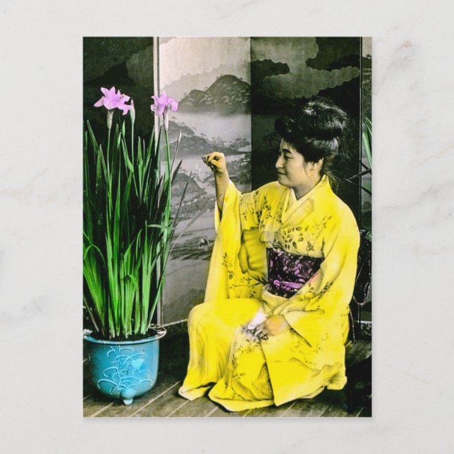 Postal Geisha en kimono amarillo con cosecha de flores (Anverso)