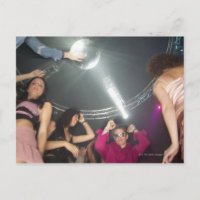 Gente bailando en un club