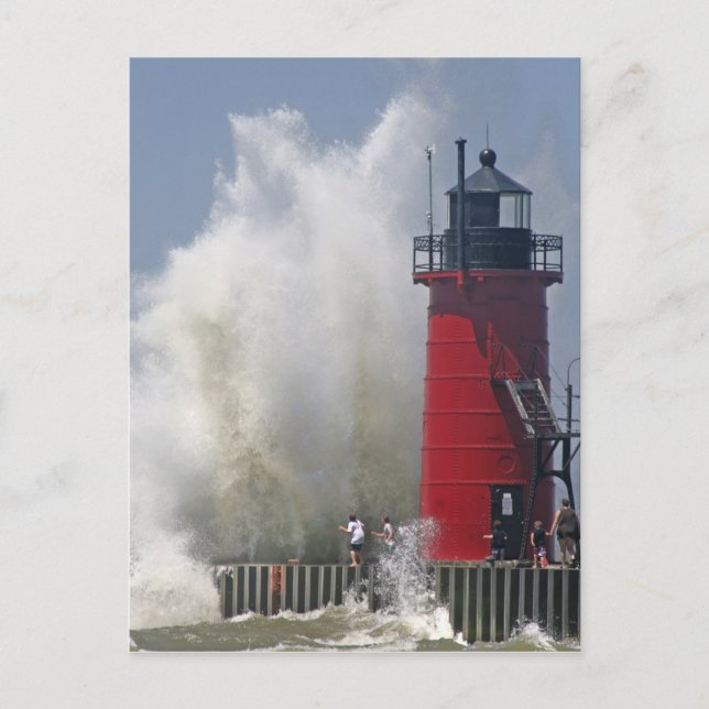 Postal Gente en el muelle observa grandes olas rompientes (Anverso)
