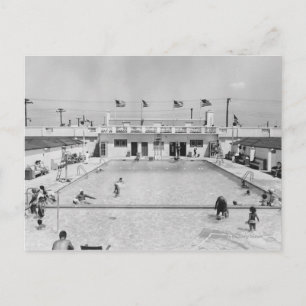 Postal Gente que se relaja en la piscina al aire libre