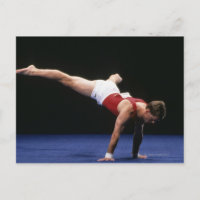 Gimnasta masculina haciendo una rutina en el piso