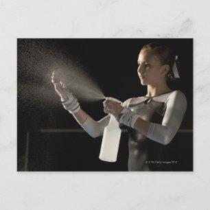 Postal Gimnasta rociando agua en las manos