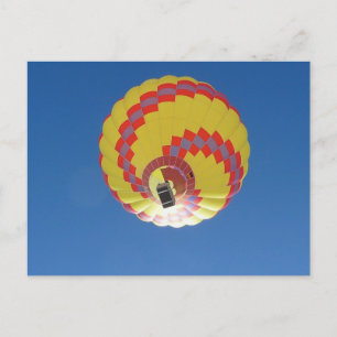 Postal Globo de aire caliente colorido en cielo azul