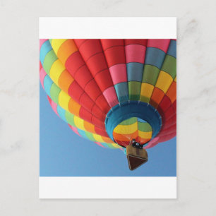 Postal Globo de aire caliente con arco iris con cesta