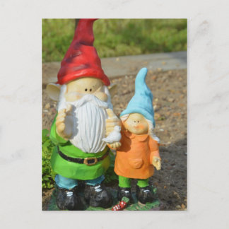 Postal Gnomes en la estatua del jardín