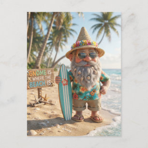 Postal Gnomo surfista en playa tropical con tabla de surf