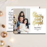 Postal Gold Merry y Bright Happy Holidays Family Photo<br><div class="desc">Se propaga la alegría de las vacaciones con esta postal que incluye una tipografía con letras a mano que dice "Feliz y Brillante". Personalizar subiendo tu foto vertical. El reverso muestra los saludos, nombres y notas de su personalizado (o borrar para dejar espacio para una nota manuscrita). Añade también la...</div>