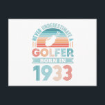 Postal Golfista nacido en 1933 Regalo de cumpleaños 90 pa<br><div class="desc">Nunca subestimes a un golfista nacido en 1933. Regalo ideal de cumpleaños número 90 para un golfista de 90 años y entusiasta del golf que ama los deportes. Regalo retro para hombres,  mujeres,  tu papá en el Día del Padre.</div>