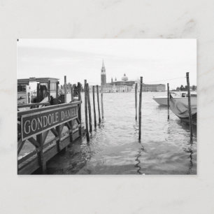 Postal Gondola blanco y negro en la ciudad de Venecia