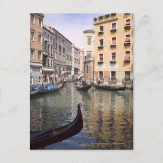 Postal Góndolas en un canal, Venecia, Italia
