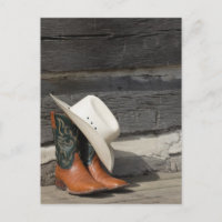 Gorra de vaquero con botas de vaquero afuera de la