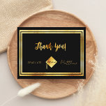 Postal Gracias a la graduación oro negro<br><div class="desc">Una tarjeta de agradecimiento para el graduado. Un color de fondo negro y un marco dorado falso. Delante un guión con letras a mano y el texto: ¡Gracias! Año de graduación y gorra. Atrás: Personaliza y agrega tu nota de agradecimiento y nombre. Sin color de fondo.</div>