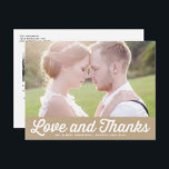 Postal Gracias Boda fotográfico de Kraft Paper Retro Scri<br><div class="desc">Dale a tus tarjetas de agradecimiento un toque divertido y nostálgico con esta tarjeta de agradecimiento de este boda fotográfico horizontal personalizado. Diseñada con una audaz tipografía de inspiración retro "amor y agradecimiento" sobre tu foto boda favorita, esta tarjeta combina el encanto vintage con la personalización moderna. Agrega tu foto,...</div>