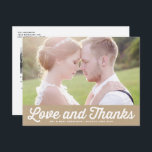 Postal Gracias Boda fotográfico de Kraft Paper Retro Scri<br><div class="desc">Dale a tus tarjetas de agradecimiento un toque divertido y nostálgico con esta tarjeta de agradecimiento de este boda fotográfico horizontal personalizado. Diseñada con una audaz tipografía de inspiración retro "amor y agradecimiento" sobre tu foto boda favorita, esta tarjeta combina el encanto vintage con la personalización moderna. Agrega tu foto,...</div>