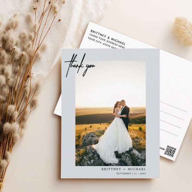 Postal Gracias por una simple foto gris a mano (Elegant hand lettered thank you wedding postcard with a minimalistic design perfect for any couple.)