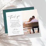 Postal Gracias simple Boda de fotos verde esmeralda<br><div class="desc">Simple Boda de fotos con guion verde esmeralda Gracias Cartas - Elegancia moderna con tipografía personalizada. Captura la esencia de tu historia de amor con nuestras elegantes tarjetas de agradecimiento de boda con un diseño minimalista con un encantador fondo verde esmeralda magenta polvoriento. Añade un toque personal a tu celebración...</div>