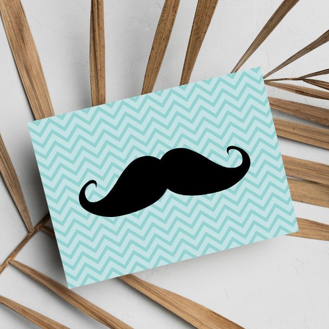 Postal Gracioso Mustache Negro Y Patrón De Chevron Azul (Funny Black Mustache And Blue Chevron Pattern )