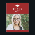 Postal Grad Cap Classic Graduación roja<br><div class="desc">Envía gracias a tu familia y amigos por su amor, regalos y mensajes con esta tarjeta postal de agradecimiento a tu graduación de personalizable. Presenta una gorra de graduado y una tipografía clásica de fondo rojo. Personalice esta tarjeta roja de agradecimiento agregando su foto, nombre y mensaje. Esta foto de...</div>