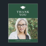 Postal Grad Cap Classic Green Graduation Gracias<br><div class="desc">Envía gracias a tu familia y amigos por su amor, regalos y mensajes con esta tarjeta postal de agradecimiento a tu graduación de personalizable. Presenta un gorro de graduado y una tipografía clásica de fondo verde. Personalice esta tarjeta de agradecimiento verde agregando su foto, nombre y mensaje. Esta foto de...</div>