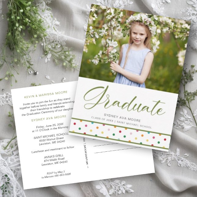 Postal Grad de fotografía de pozos de polka verde muy apr (Funny Cherish Green Polka Dots Grad Photo Graduation Invitation Card.)