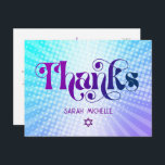 Postal Gradiente púrpura azul retro de Bat Mitzvah Gracia<br><div class="desc">¡Asegúrate de que tu favorito Bat Mitzvah muestre su aprecio a todos los que apoyaron su evento! Envíe esta diversión, boho retro, personalizado gracias postal. Tipografía divertida, de moda, audaz morada y azul marino con la tipografía moderna sans serif superpone un fondo de rayos pop turquesa y morado gradiente con...</div>