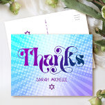 Postal Gradiente púrpura azul retro de Bat Mitzvah Gracia<br><div class="desc">¡Asegúrate de que tu favorito Bat Mitzvah muestre su aprecio a todos los que apoyaron su evento! Envíe esta diversión, boho retro, personalizado gracias postal. Tipografía divertida, de moda, audaz morada y azul marino con la tipografía moderna sans serif superpone un fondo de rayos pop turquesa y morado gradiente con...</div>