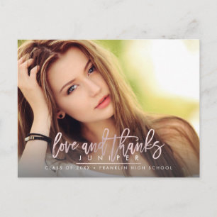 Postal Graduación de letra elegante rosa sonrojado  Amor+