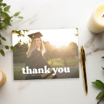 Postal Graduación de tipografía de moda gracias<br><div class="desc">Esta tarjeta postal de agradecimiento combina perfectamente con nuestras tarjetas de invitación de Graduación de estilo retro. Simplemente personalizar todos tus detalles y una foto de tu graduación para simplemente dar las gracias! Colores y diseños adicionales están disponibles en mi tienda de zazzle o para un mensaje de personalización adicional...</div>