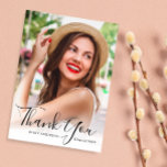 Postal Graduación personalizada de guiones de fotos graci<br><div class="desc">un guión superpone el diseño de una tarjeta de foto con una foto personalizado y texto de escritura negra. Siéntase libre de personalizar la imagen y gracias mensaje en la parte posterior.</div>