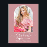 Postal Graduación rosada en la capa de arco moderno<br><div class="desc">Marco fotográfico de arco moderno - guión de caligrafía de moda - tarjeta postal de Invitación de graduación de fotos - rosa polvoriento - tapón de graduación</div>