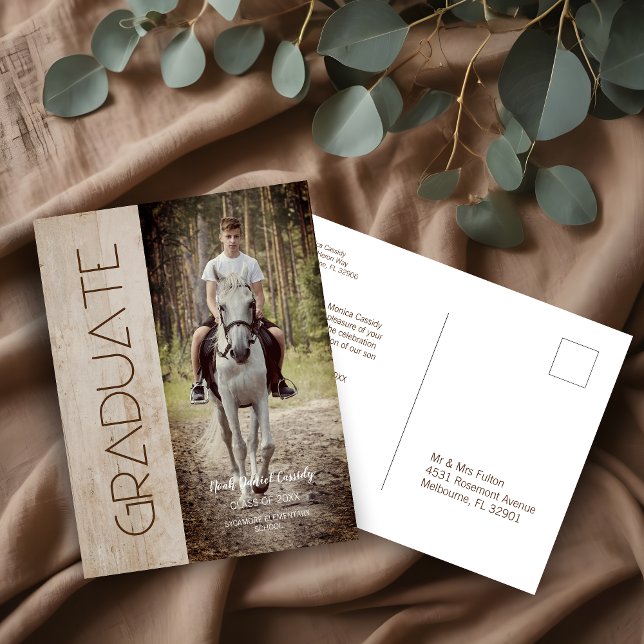 Postal Graduación Unisex De La Foto Rustica Moderna De Ma (Modern Rustic Wood Photo Unisex Graduation Invitation Postcards.)