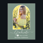 Postal Graduación verde de arco moderno Cap Sage<br><div class="desc">Marco fotográfico de arco moderno - guión de caligrafía de moda - tarjeta postal de Invitación de graduación de foto - verde sabio - tapón de graduación</div>