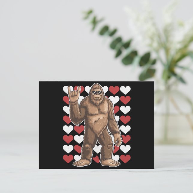Postal Gran Día de San Valentín Funny Hearts Sasquatch Lo (Anverso de pie)