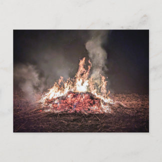 Postal Gran hoguera ardiendo por la noche con llamas alta